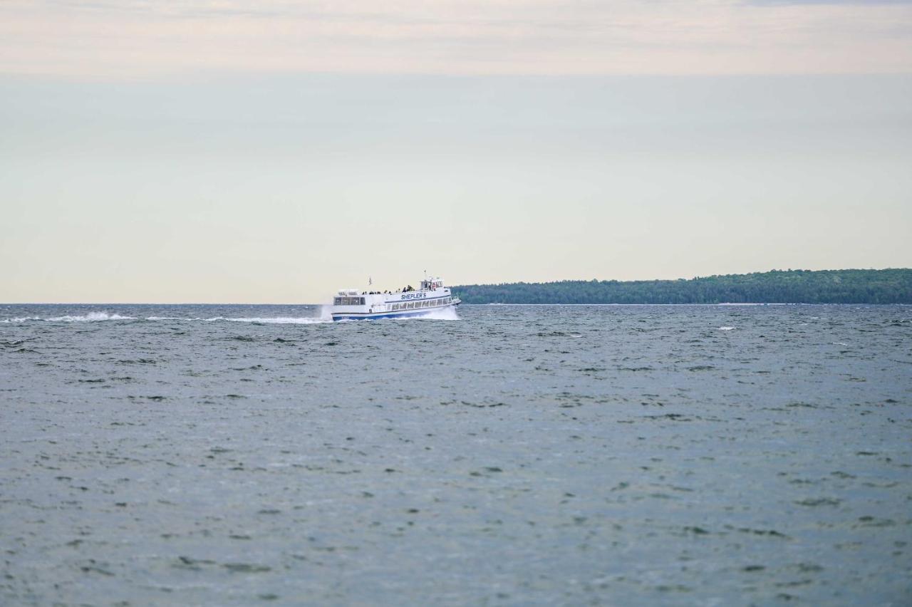 סיינט איגנס Walkable St Ignace Condo With Lake Huron Views מראה חיצוני תמונה